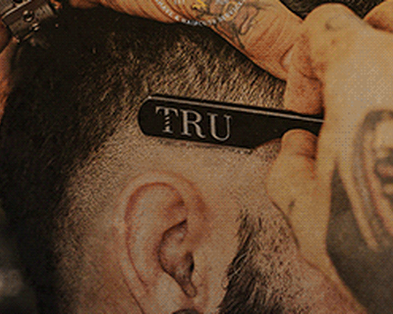 Detalle de un corte masculino con máquina y peine