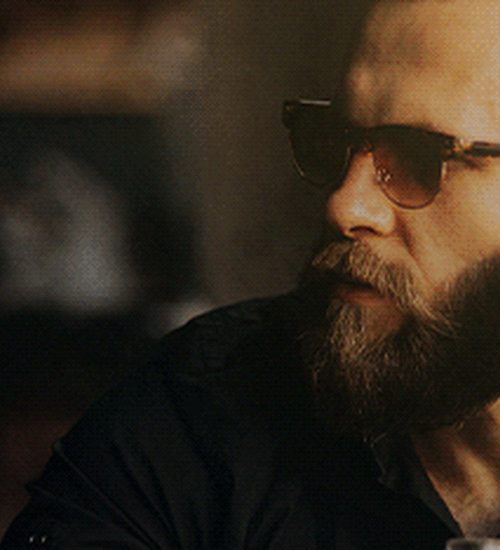 Hombre con barba cuidada y estilo elegante